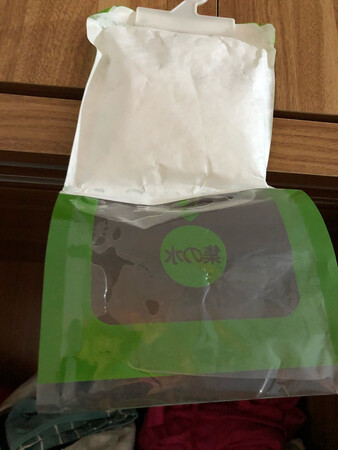 家里挂了好多这款干燥剂，没办法，南方实在是太潮了，衣服 鞋 各种食品糖茶 稍不小心保管 就会受潮发霉，所以各种干燥剂长年都??不间断的使用，这个牌子的干燥效果很好，如果衣橱里挂两个它，衣服被子就肯定不会受潮有霉味儿，赶上商家搞活动，我是一定要囤货的，谢谢快递员的辛苦周到的服务了！
