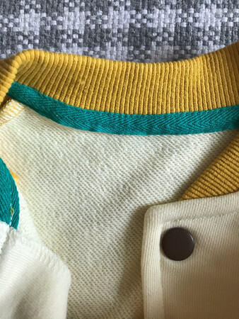 一次买了好几件衣服，这款衣服样式很好看，质量很好，面料摸起来很舒服，不知道是不是纯棉面料，颜色较图片稍暗一些，尺码较准确，大小合适，薄厚适中，适合春秋穿，还没有下水洗过，不确定是否褪色和缩水，衣服没有刺鼻的味道，优惠时买的，物美价廉！