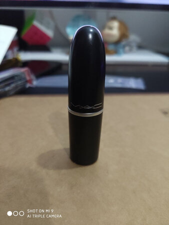 产品质感：很有质感
产品颜色：产品颜色鲜艳
持久效果：效果持久
适合肤色：更适合肤色偏白的，对黄皮肤不是很友好
滋润效果：有点点干
其他特色：色号好评
发货速度快，物流速度非常快，包装完好，但相对有点“简陋”，看包装不知道的还以为是几元钱的地摊货。买来送给妈妈，换了个包装盒，麻麻很喜欢，开熏！！！总体好评！