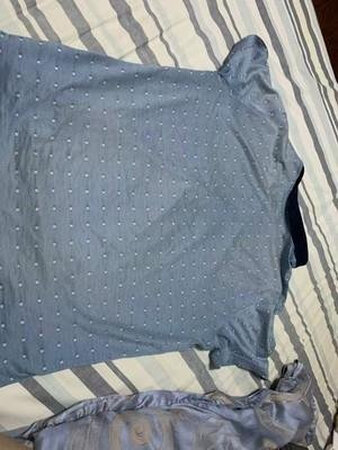 衣服上身版型真好看，蚕丝面料很软，下水洗了也不褪色，品牌的，还行，但是价格偏高。