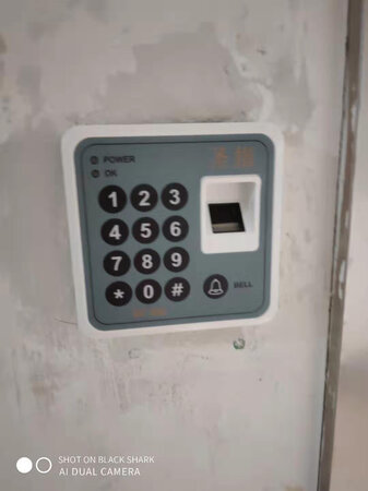 门禁机安装简单，接线也简单，不明白的打电话给售后，售后态度也不错，很满意的一次采购。