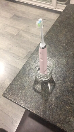 已经种草好久了，双十一活动价格优惠，终于出手买了，第二天就收到啦，速度一直是京东的强项，看到牙刷的一瞬间就感觉很惊艳，牙刷太漂亮了，功能强大，有五种刷牙模式，两种充电模式，使用以后感觉比普通牙刷刷的更干净，非常期待后续的效果。