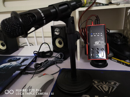 东西收到，很快，还不错，但音效没想像中那么好，除了两个底座是新的，其他赠送的配件都是用过很久的旧货，划痕，手指印，乌漆嘛黑的，800块钱不是太值