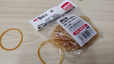 从做工质感上来说拉伸性还好，但是味道很大，有很重的橡胶味，其实不是很建议买这个，如果价钱不考虑的话，建议买那个乳胶圈，那个乳胶圈的话质量会好很多，不会有这么重的橡胶味。尺寸的大小大概有三四个厘米的直径吧，耐用度也还行，拉伸性啊，耐用性啊，都还行，手感也还行，主要就是味道有点大吧。
