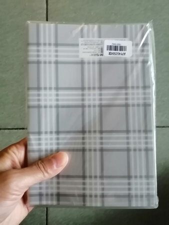 挺好的，封面手感很好，厚度合适。