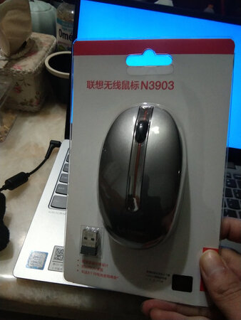 便携度：大小很合适，方便携带，揣口袋里放包里都可以
外观颜值：很喜欢这款鼠标，从大学开始就一直用这个，
舒适度：握在手里非常符合人体工学，不大不小，手部弯曲自然
