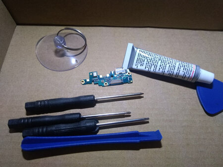 回来马上自己安装上，一切正常，就看耐不耐用了，之前在修理店修过两次，第一次用了一个月，第二次第二天又充不了了，诺基亚永远拜拜了，希望这个耐用吧，先好评