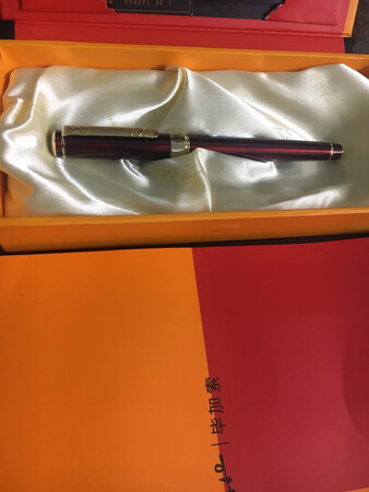 颜色很漂亮，书写也很流畅，买了送给老公的生日礼物?希望他能喜欢?