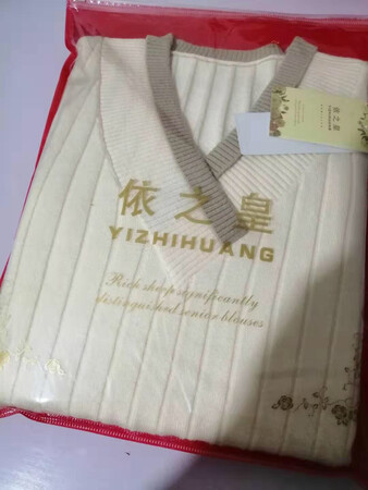 毛衣摸着很舒服，，蛮好看，很舒服