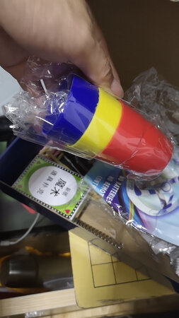 收到货以后，看到总共有20多个小道具，从小想玩魔术，但第一次购买，视频教学也很清晰，简单易学，就是道具对于初中生以上的容易被识破，但小朋友看着还是觉得挺挺神奇，也挺开心的。比较难识破的是那个铁环，因为需要手势的配合才可以，一般人不清楚手指要怎么放。总的来说，还是不错的。但是还手势的魔术会经受考验。