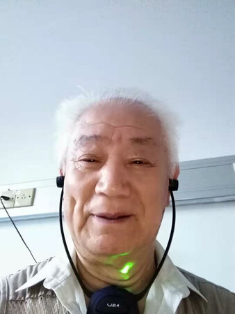 感谢雅天蓝牙无线老人耳机对我的帮助！此耳机是一个完美的实用的耳机。它能我们老人听看新闻，收听电话，又是一部优良的助听器，音量可调使用方便，是我得力的助手。希望您们多为我们老人更多的产品。获得您们给的晚年幸福！