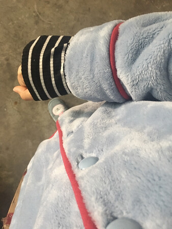 安之伴这个睡衣真的惊到我了 收到之后真的挺好的 挺厚实的 收到也没什么异味 然后洗了洗 就是不容易干 宿舍太潮了 现在天冷了穿上暖和 宽松的 身高173 小胖子能穿 颜色也不错 忘记下水掉色不掉了 总的来说算是性价比还满意的 买了长袖的跟冬款的 等下次有活动再入手一件替换穿