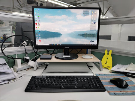 产品包装：包装完整，保证全新
材质做工：板材品质很高，摸起来很舒服，做工挺棒的
外观设计：外观设计简洁实用，符合人体工学
安装操作：无需安装，可以直接使用
使用效果：使用效果非常棒，重量适中，高度合适
其他特色：底部空间大