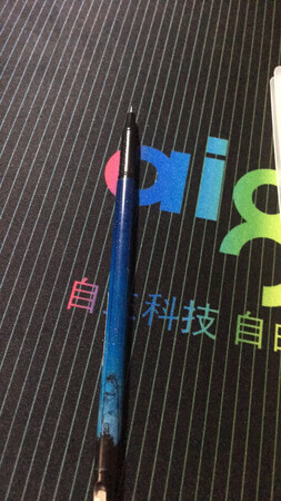 这个笔是非常好用的，很细，而且很流畅，笔杆子也细，给妈妈买的，妈妈很满意，很喜欢这个笔，我还以为这个价格买不到合适的笔，没想到这个这么好，用来做笔记，用来写字都很合适，而且给的笔和笔芯都很多，看起来能用一阵子了。