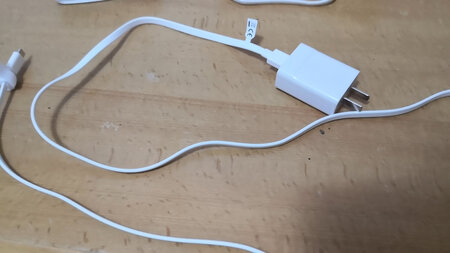 做工质感：华为的充电线做工质感相比于前两年选择了扁平加粗的充电线，这种的线即便反复弯折也不会造成表皮磨损，更加耐用了。
充电速度：正常充电。
传输速度：正常。
发热程度：正常。
其他特色：建议选用1.5米的线，有备无患