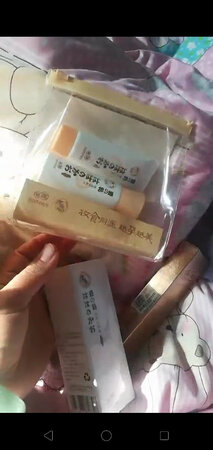 套装很不错，用着润润的，味道比较小，不刺激,现在
孕早期对气味很敏感，.上班又不能纯素颜，只能试试这种护肤品了，买了一-套价格也不贵,还送了旅行装,回老家就不用瓶瓶罐罐都带着了,很方便,送的小唇膏和
腮红还没用，看着不错。总之，很喜欢！