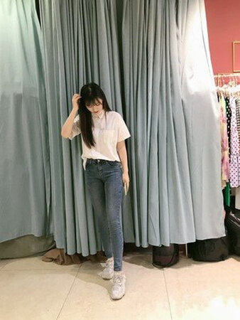 裤子质量不错，款式简单好看，价钱便宜