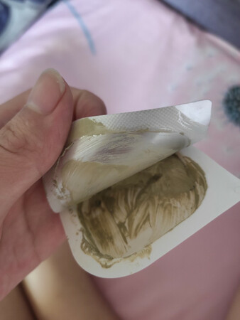 我是混合肤质 皮肤极度缺水 皮肤对面膜的精华液吸收很快，用完皮肤超水嫩 刚开始使用小布丁有点痧得慌 因为我是第一次使用 而且还在哺乳期 痧得慌是因为极度缺水 用完没有泛红闷痘的情况 得坚持使用皮肤才会有改善