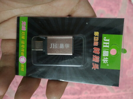 外形外观：小巧
产品性能：未测试
兼容性能：未测试
其他特色：电脑还在攒机中。感觉以后用的到这个玩意。趁着便宜入手了。精致小巧，做工还可以 用手掰恍了一下。挺结实的。好评