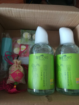 产品香味：一股淡淡的香味很好闻，很喜欢，还送了几个小礼品特别满意的一次购物