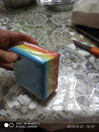 产品质感：纸质感很舒服，也很漂亮。
厚薄程度：挺厚的，写字不会浸墨。
尺寸大小：尺寸的大小正好。便利贴孩子正好用来写小条。
产品设计：产品的设计很人性化很可爱。彩虹色孩子很喜欢。
其他特色：大小合适，外观漂亮