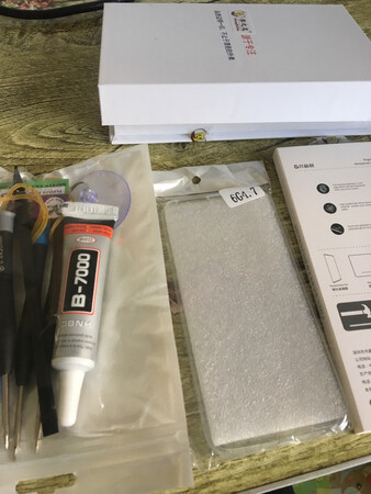 今天早上惊喜的收到屏幕了，包装完好，自己安装试机了，非常不错，关键的还送了很多东西，手机外壳，全屏幕钢化玻璃保护膜，工具，非常支持