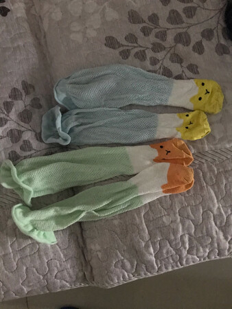 袜子很可爱，但是要防蚊的话还是不大理想。袜子下面是密实的，但是上端的孔眼还是比较大的。蚊子要叮的话还是叮得进去。前面几次用还行，到后面多洗几次的话，袜子就比较容易起球，显得特别脏。不过总的来看，这袜子的用途还是挺广的。现在天气凉了，正好袜子可以用。套住裤子，免得一抱宝宝，裤子就往上滑。