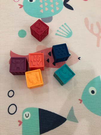 很不错的一款玩具，宝宝每次玩都开心的不得了，非常喜欢。整理来说就是各种颜色的，四方四正的小积木，只不过是橡皮做的积木。这个橡皮不怕宝宝放在嘴里咬，也没有对宝宝不利的有害物体。每次宝宝玩都是堆在一起，各种造型，爱不释手。好评，没得说