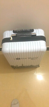 价格便宜，质量很好，拉链顺滑，大小刚刚好够一个出差用了，质量确实不错！！！