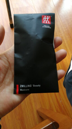 奔着双立人的牌子去的，收到货后，好轻！开始以为是不是没给我放上货呢。双十一搞活动的价格买的，讲真，活动价格也真不便宜！除了刀锋是不锈钢的，其他全是塑料件，剪了下指甲，也没体验到其他人评论的指甲不到处飞的现象，剪下的指甲还是到处飞的。媳妇不是很满意，有马上下单，也是买的一个德国品牌的指甲刀，两个还不如这一个贵！好嘛，一个双十一买了三个指甲刀。整体说，这款指甲刀的性价比不是很高。包装一般，最可气的是这个快递，晚上九点半给我放到~，短信通知我晚上六点半前去取货，真服了！