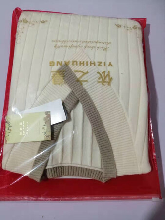 毛衣摸着很舒服，，蛮好看，很舒服