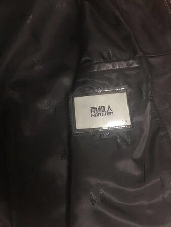 皮夹克收到了，面料有质感，手感好，穿着舒服，尺码合身，做工好，针脚处理的细腻，没有多余线头，包裹装的规矩，很少有褶皱，质量很好，价格还不贵，这个季节穿刚刚好，机车男孩，也爱穿皮夹克，很喜欢，非常满意，超棒的购物体验。