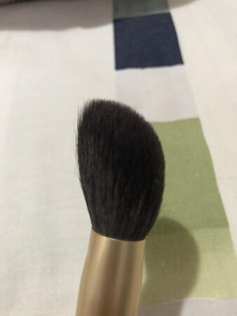 不错，大刷子收到确实有味道，需要清洗，眼部刷没有味道，也不扎脸