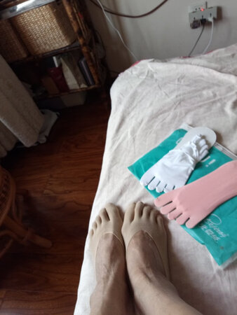 这种薄款的五指袜穿着十分舒服。