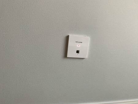 AP路由器，加一个屋一个AP面板，妈妈再也不用担心我WIFI掉线了。