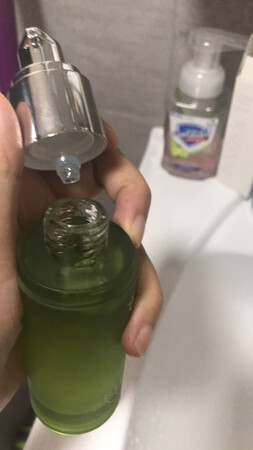 修复凝胶里面没有吸管，凝胶压不出来。而且包装也跟以前不同。