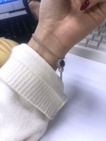 好看 带了一个多月了 几乎天天带呢 没有褪色现象 也没有像其他评价那样易断不结实之类的 个人感觉挺好哒