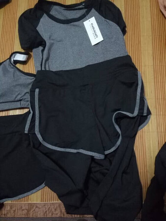 京东自营的瑜伽服，价格还算是比较实惠，质量也算是比较可以，推荐大家都可以来尝试和购买，真的挺不错的……(o^^o)