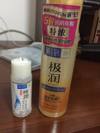 第一次买，在一个比较靠谱的公号里推荐过来的，我皮肤比较薄，这款安心度很高，不会过敏，没有更多的添加成分，外观上来说，比较朴实，塑料瓶装的，设计简单，赠送的小瓶，出去旅游，用起来更方便，总体来说，非常划算的，推荐购买，双十一购物狂欢节活动力度很大，等双十二再囤点