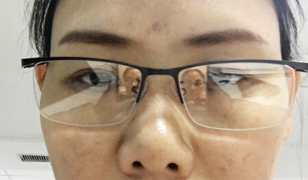 拿到手之后，立马实测了一下，过滤蓝光效果还是不错的。公司同事有近视的，配的眼镜也是带过滤蓝光的，我们一起测试了一下，效果也是一样的。上午带了一上午，感觉眼睛没那么疲劳了，从效果来说，还是值得入手的。再说外形，小巧轻便，我没带过眼镜，挂在脸上没啥负担，比较轻。不是那种整个镜片都有边框的，因此看上去也比较轻盈，没有厚重感。加上双十一，价格也挺可爱的，所以这次购买，各方面都挺值的。最后赞美一下快递，都十点了，家里都睡了，敲门不懈，坚持送到，辛苦了
