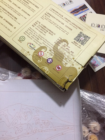 包装简陋，只是拿保鲜膜裹了几层，结果盒子压伤，画布也弄出褶皱。商品本身还是很好的，根据画的难易附送相应数量规格的画笔。已经买过好几副了。虽然比别家贵些，但物有所值。搞活动时买的，到手几乎半价！
