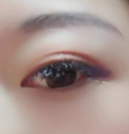 「 上妆效果：宝贝很好很好特别闪 上妆效果很好 一会去买另一个颜色的 开心  」 
- - - - - - - - - - - - - - -
 「 超级美，超级闪，显色度也高。终于买到钟爱的眼影，今天拆的十多件快递最爱的一个。以后就买这家里，绝对值得回购? 」 
- - - - - - - - - - - - - - -