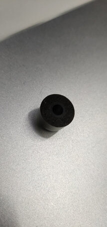 换了好多耳塞，总结下来，不得不说这种记忆海绵塞比什么爆款什么进口货都实用的多。物理隔音好，低音也强了很多，价格也实惠，最关键的是戴着舒适，除了戴久了耳朵里分泌物会多点之外没毛病