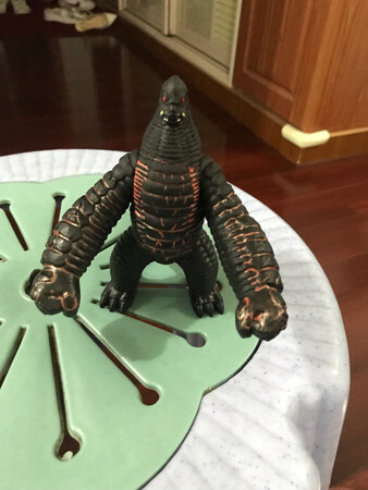 京东物流的发货速度一如既往的迅速。是万代正品。品质有保证。EX雷德王的形象逼真，神态有神，很赞。手和尾巴可动。小孩爱不释手。非常好。 产品体积没有想象中大。希望以后有更多的优惠政策或活动就更好了。继续支持！