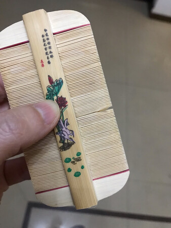 给孩子买的，一套两个，这个木质的一用就断了！！以前的五星好评是假的托吧？！