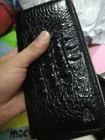 钱包收到了，看着挺不错，摸着硬，不懂鳄鱼皮不知道真假，不过挺好看的，有一个小线头，我买东西比较挑剔，希望是真鳄鱼皮的吧！