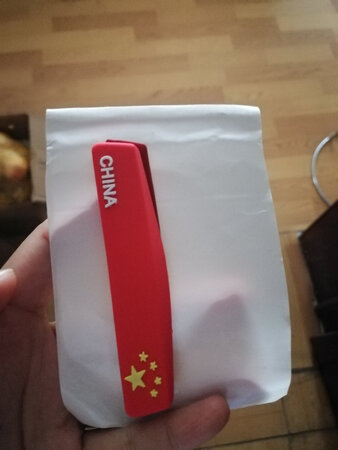 买这个车贴是因为喜迎祖国*生日而买的，当时看到周围好多私家车上都贴着有关五星红旗的车贴，感觉特别应景，就突然间也特别想买一个有关五星红旗的车贴，在网上找了半天，有的关于五星红旗的车贴真的很浮夸，最后才看到这款车贴，即简单又大方。