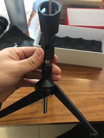 拿在手里特别有分量，特别重，感觉做工很足，就是中间固定不特别牢。