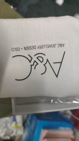这款耳钉是一个瑞典品质的耳钉，被归到轻奢用品里。耳钉质量很好，看起来和路边摊的品质有很明显的差异。镀漆工艺非常的完美，佩戴感不重，很舒服，对耳朵的保护，固定也很不错，虽然小却也不易丢失。随盒附赠的小收纳袋也很精致，活动时购买性价比极高。