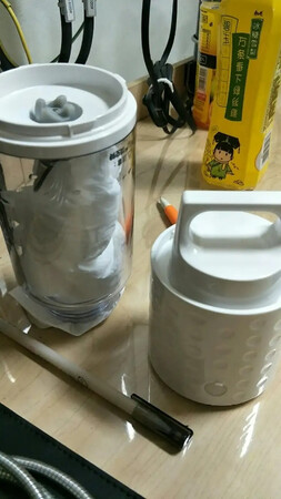 东西还可以，充电充了一整晚，灯一直就是红色的。这样我怎么知道有没充满。冲半个小时拔下来按开关也是蓝色。打一下就不转了。没电。